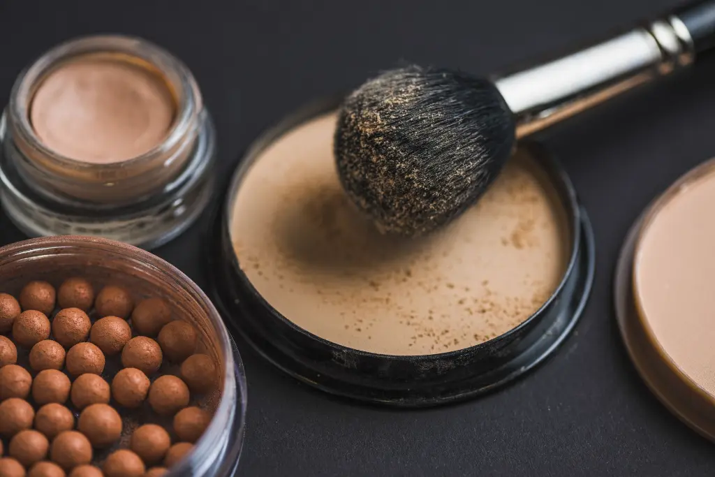makeup-brush-compact-powder-with-bronzing-pearls.webp